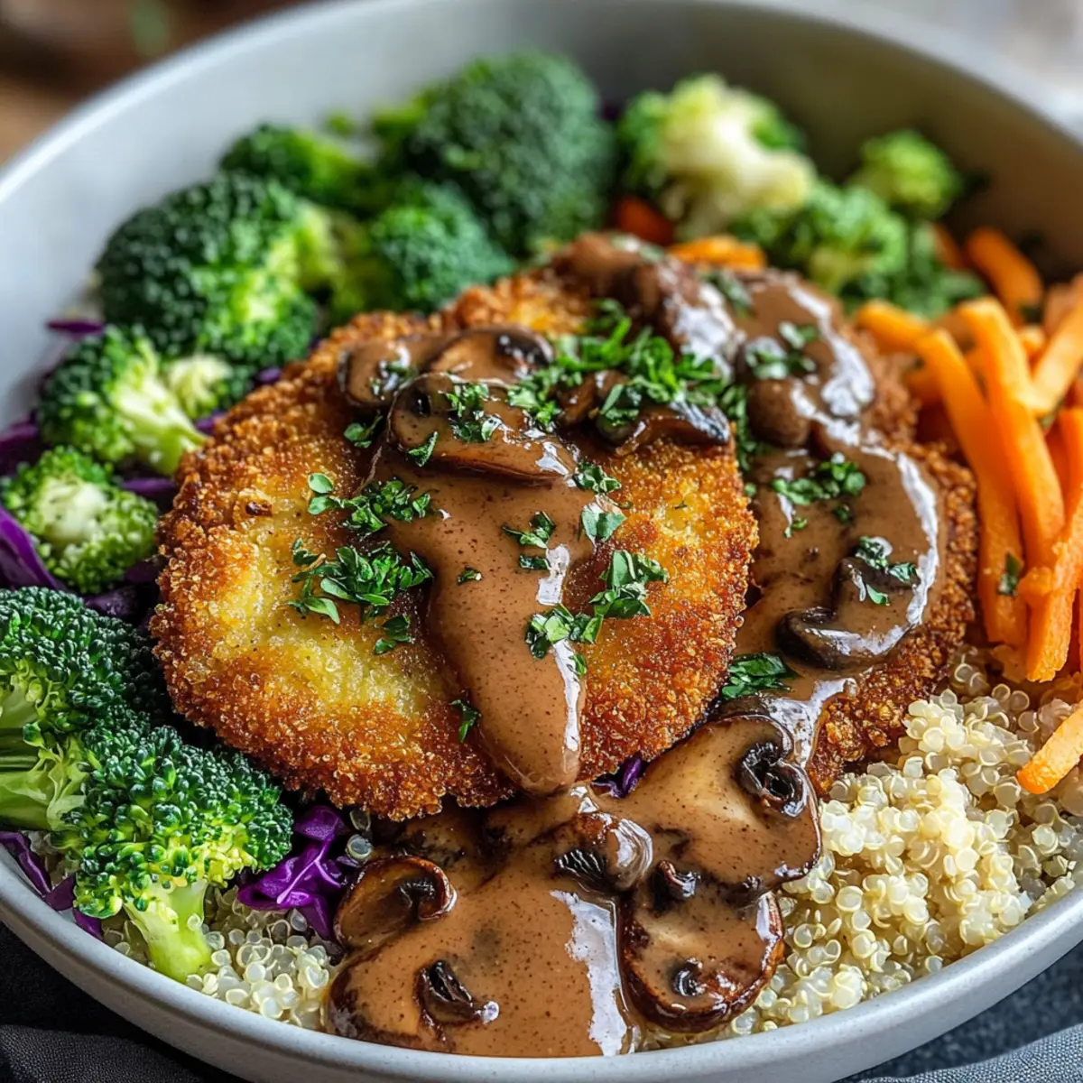 Vegane Schnitzel-Bowl mit Pilzsoße für Genießer